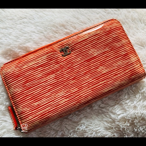 CHANEL Patent Stripped Wallet - Picture 8 of 8